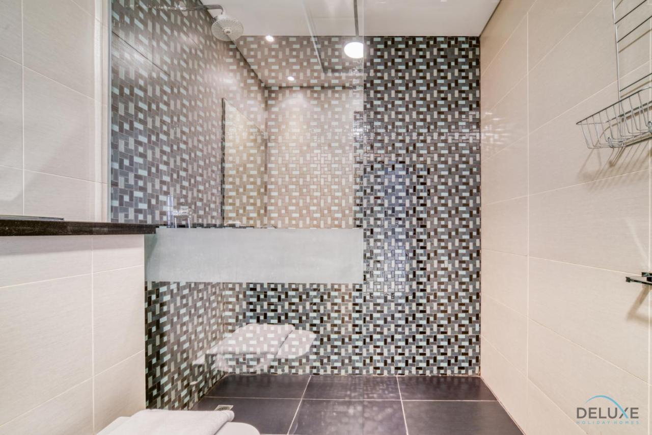 Sea Views From Living To Bedroom Perfect For Staycation, Marina By Deluxe Apartment Dubai